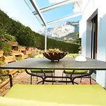 Charming 4 Bed Flat In * 필름