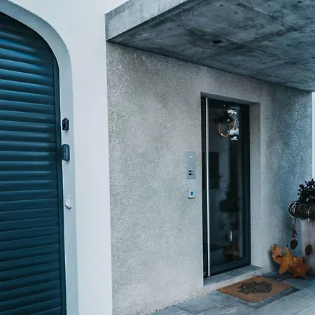 Charming 4 Bed Flat In * フリムス