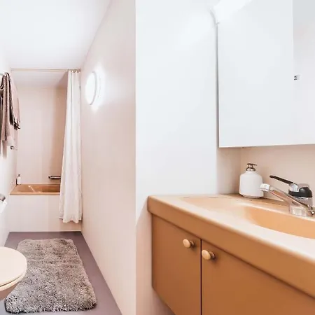 Charming 4 Bed Flat In フリムス